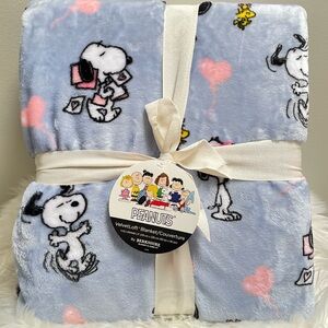 *BRAND NEW* Snoopy Peanuts Valentine’s Day Velvet Soft Blanket - Queen Size